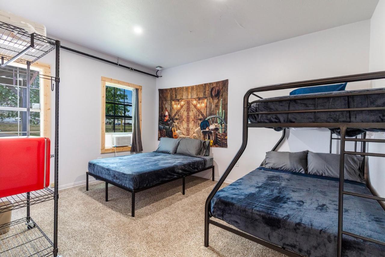 Old Texas Bunkhouse Hostel Wills Point Room photo